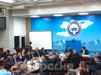 Депутат: "Айлыгы орточо 12 миң сом болгон 2 миңдей кызматкердин үй-жайы жок болсо, анан ИИМге ким барат?"