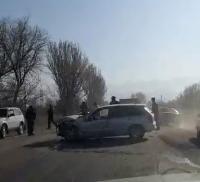ЭЛДИК ВИДЕО: Токмокто карама-каршы тилкеде келе жаткан эки унаа сүзүшүп кетти