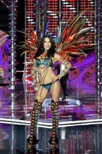 Эң популярдуу "Victoria's Secret" шоусунун көргөзмөсү кризистен улам берүүсүн токтотту