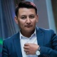 Ырчы Мирбек Иманбеков 34 жашка толду. "Туулган күнүмдө кызым менен уулум белектерин көрсөтпөй, сюрприз кылышат" дейт ал