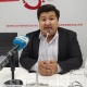 "Мырзаларды аялзатын барктоого чакырат". Төлөгөн Мамыровдун "Жубайыма" аттуу ырына тартылган клиптин бет ачары өтүүдө