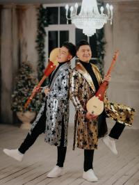 Комузчу Назбек Кенчинбаев эми иниси менен чыгат