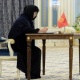 Кыргыз министринин Сауд Арабияга хиджаб кийип барганы талкууга түштү