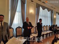 Кыргыз өлкөсүнүн Малайзиядагы элчиси кызматына Азимбек Бекназаровдун талапкерлиги каралат. Бекназаров журналисттердин суроолоруна жооп берүүдөн баш тартып жатат