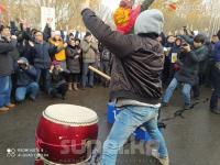 "REакция 2" митинги: Урма аспап менен коштолгон лозунгдар, кызыл айып кагаз, күтүүсүздөн аянтка келген топ...