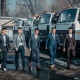 Сары жилеттин ордуна саркеч кийим. "Тазалыктын" жигиттеринин фотосессиясы тарады