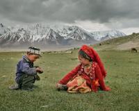 Бактылуу балалык! "National Geographic" басылмасы памирлик кыргыздардын балдарынын сүрөтүн жарыялады