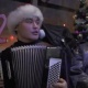 Бишкекте №5 троллейбустун айдоочулары шаардыктарга жаңы жылдык маанай тартуулашты