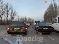 "Манас" аэропортунан келе жаткан жолдо унаа тыгын пайда болду