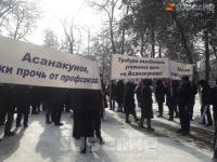 Бишкекте Профсоюздар федерациясынын мүчөлөрү төрагасынын кызматтан кетишин талап кылып кайрадан митингге чыгышты