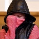 Германияда өз апасынан кордук көргөн бала кийим ордуна таштанды салуучу баштык кийип, даараткана ордуна чака пайдаланып жүргөндүгү маалым болду