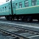 Бишкекте темир жолдо музыка угуп бара жаткан 13 жаштагы кызды поезд сүзүп кетти