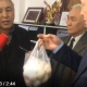 Фермер Ветеринардык инспекциянын жетекчисине жумуртка белек кылды