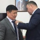 Жогорку Кеңештин депутаты Тазабек Икрамовго билим берүүнүн отличниги наамы мыйзамды одоно бузуу менен берилгени айтылды