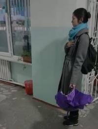 Бишкекте сабагына шашып бараткан окуучулар гимн жаңырганда токтоп, колун көкүрөккө коюп туруп калышты