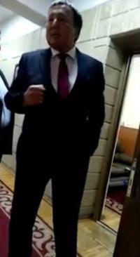 Асылбек Жээнбеков кайсы суроо үчүн журналистти "тарбия көргөнсүңбү?" деп зекиди?