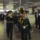 Аэропорт демейдегиден башкача. Башкы штабдын оркестри "Кыргыз маршы", "Кыз куумай", "Кара жоргону" аэропортто жаңыртты