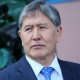 Сот Алмазбек Атамбаевди 3 саясатчыга 100 миң сомдон төлөп берүүгө милдеттендирди