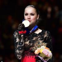 Муз үстүндө бийлөө боюнча Дүйнө чемпиондугун Алина Загитова жеңип алды. Казакстандык Элизабет Турсынбаева күмүш медаль тагынды