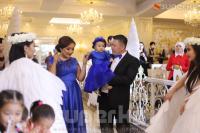 Ырчы Айнура Салахидинова эки уулунун сүннөт тоюн өткөрүп, кызынын тушоосун кести
