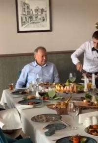 Курманбек Бакиевдин үй-бүлөсү менен тамактанып жаткан видеосу тарады