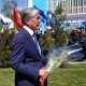 Алмазбек Атамбаев 7-апрель окуясында курман болгондорго арналып тургузулган эстеликке гүлчамбар коюу менен эскерүү иш-чараны баштады