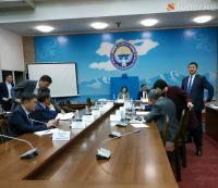 Өкмөттүн отчёту карапайым калк үчүн калп экенин айткан депутатка вице-премьер "чалдар "кидать" этпейт" деди