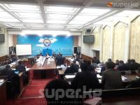 Депутат: "Жыл сайын 25 миң студент окуусун аяктайт, алар да Орусияга иштегенге кетиши керекпи?"