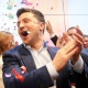 &ldquo;Бизди карап көргүлө, баары мүмкүн&rdquo;. Зеленский постсоветтик өлкөлөргө кайрылуу жасаса, Порошенко атаандашын жеңиши менен куттуктады