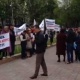 Мектептеги акча чогултууга каршы ата-энелер акция уюштуруп, Ак Үйдүн алдына чыгышты