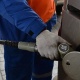 Депутат күйүүчү майдын баасы төмөндөбөй жатканы боюнча кандай чаралар көрүлө турганын сурады
