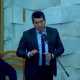 "Уктабай отурсаңыз!". Чиновник депутаттарды 200 миллион сомго адаштырып алганы үчүн спикерден тил укту