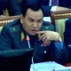 "8 миң сом айлык милиция кызматкеринин үй-бүлөсүнө жетеби?" деген суроого министр: "Жеткен үчүн жашап жатабыз да"