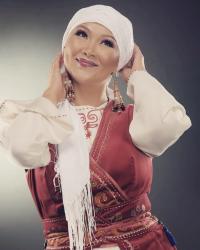 Ырчы айымдардын ажарын ачкан жоолук: Юлия Руцкаянын ак жоолук салынганын көрдүңүз беле?