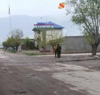 "Ворухтун жашоочулары Кыргыз жаранына караштуу унаанын айнегин сындырып койгондон улам чыр чыкты" дейт айыл өкмөт башчы