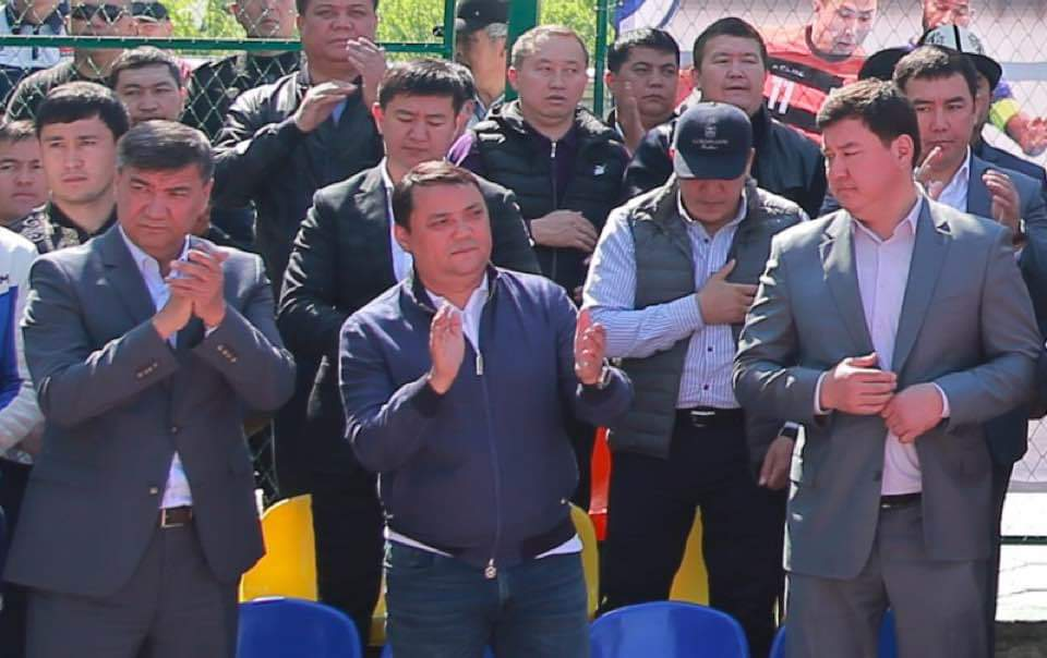 Сүрөттө кепка кийип турган адам - Сооронбай Жээнбековдун кан кудасы жана Жогорку Кеңештин депутаты Алиярбек Абжалиев.
