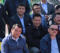 "Сүрөттөр сүйлөйт". Айтылуу Матраимовдордун тоюна депутаттар менен чиновниктердин жоон тобу барды (тизме)