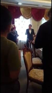 ЭЛДИК ВИДЕО: Асылбек Жээнбеков депутат Тазабек Икрамовдун уулу Сооронбайга бата берди