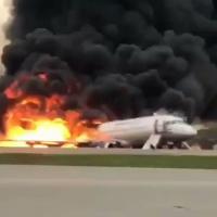 Москвада абага көтөрүлгөн учак күйүп, жерге конду. Кырсыктан жабыркагандар бар