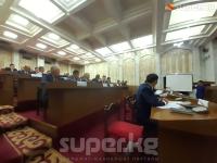 Депутат айыл жерлеринде мүрзөгө жер берүүдө көйгөйлөр жаралып жатканын билдирди