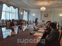 "20 миң доллар айлык". Депутат өлкөгө грант катары берилген акчанын 90 пайызы чет элдик консультанттарга берилерине нааразы