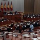 Уран кенин казууга биротоло тыюу салууга багытталган мыйзам долбоору боюнча коомдук угуунун бир канча катышуучулары залдан чыгып кетишти