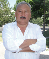 ЖЫЛНААМА, 12-МАЙ: Көптөгөн куудулдардын сахнадагы атасы, сатирик Рахман Разыков 64 жашка толду