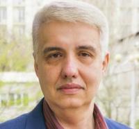 Саясат таануучу Игорь Шестаков: "Конституцияны өзгөртүү жолу менен депутаттардын санын азайтуу керек"