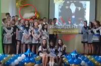 Орусияда акыркы коңгуроо учурунда мектеп бүтүрүүчүлөрдүн үстүнө шып урап түштү