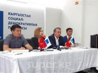КСДПнын өкүлү: "Атамбаевдин иш бөлмөсүнө тыңшоочу аппаратты коё турган адиске 500 доллар убадаланган, бирок ал баш тартты"