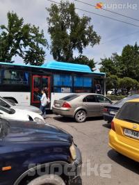 Борбордогу чоң мечиттин жанында жума намаз учурунда айдоочулар жолго унааларын 3 катар токтоткондуктан коомдук транспортко жана жүргүнчүлөргө ыңгайсыздык жаралды