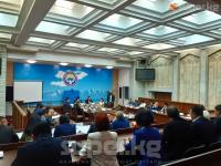 Депутат: "Бир колубуз менен Кыргыз киносу өссүн деп акча берип, экинчи колубуз менен тартып алып жатабыз"