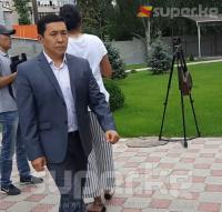 "Соттордун Ак Үйдөгү куратору" деген атка конгон Манасбек Арабаев Биринчи Май райондук сотуна алып келинди
