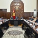 Өкмөт башчы аткезчиликти жоюу боюнча толук чараларды көрүүнү тапшырды
